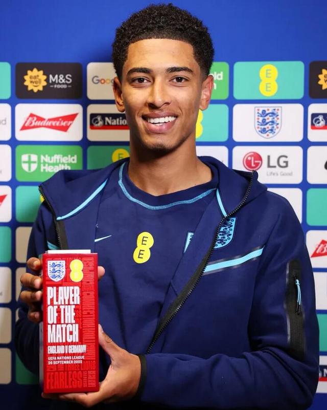 曾经的国产第一AD也老了，被新人选手打爆，惊现超级低级失误